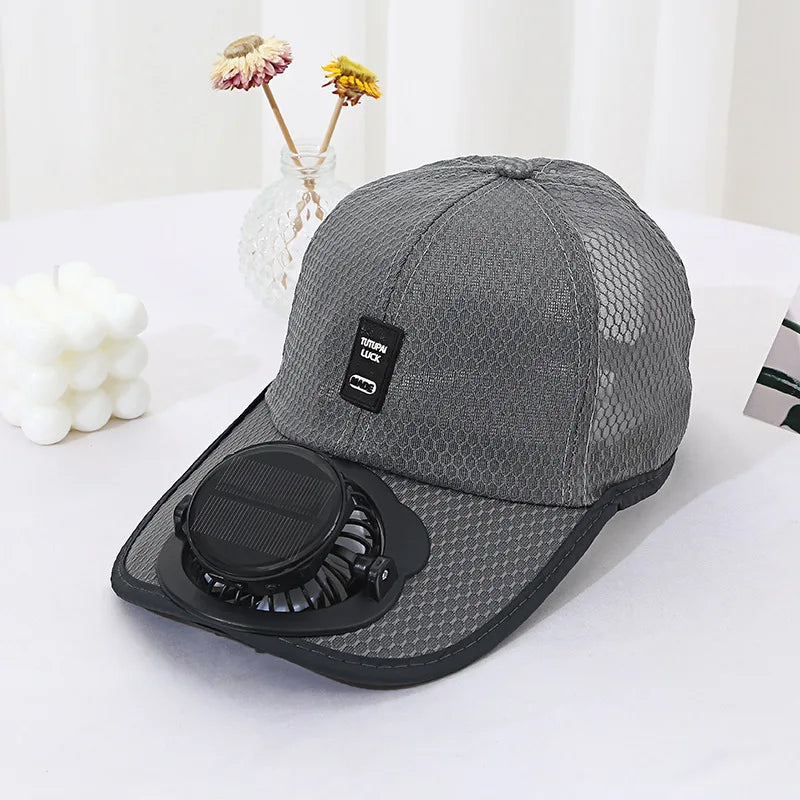 Casquette Ventilateur Solaire
Restez au frais même sous 40°C !
Casquette respirante avec ventilateur intégré, recharge solaire et USB, protection anti-UV, idéale pour la plage, la randonnée, la pêche, le camping et tous vos travaux en extérieur.