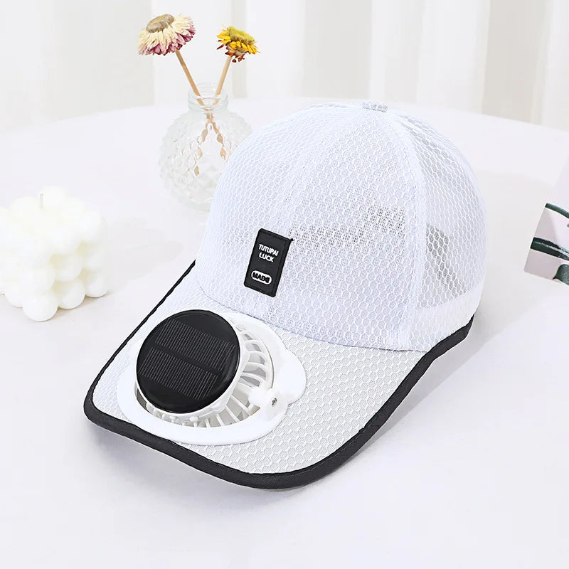 Casquette Ventilateur Solaire
Restez au frais même sous 40°C !
Casquette respirante avec ventilateur intégré, recharge solaire et USB, protection anti-UV, idéale pour la plage, la randonnée, la pêche, le camping et tous vos travaux en extérieur.