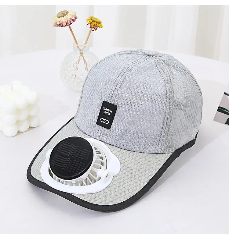 Casquette Ventilateur Solaire
Restez au frais même sous 40°C !
Casquette respirante avec ventilateur intégré, recharge solaire et USB, protection anti-UV, idéale pour la plage, la randonnée, la pêche, le camping et tous vos travaux en extérieur.
