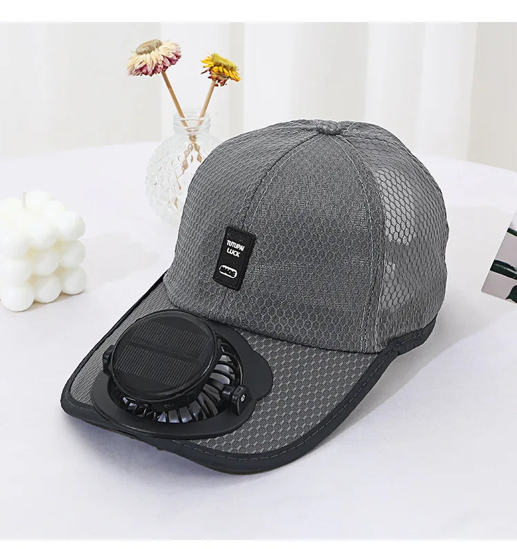 Casquette Ventilateur Solaire
Restez au frais même sous 40°C !
Casquette respirante avec ventilateur intégré, recharge solaire et USB, protection anti-UV, idéale pour la plage, la randonnée, la pêche, le camping et tous vos travaux en extérieur.